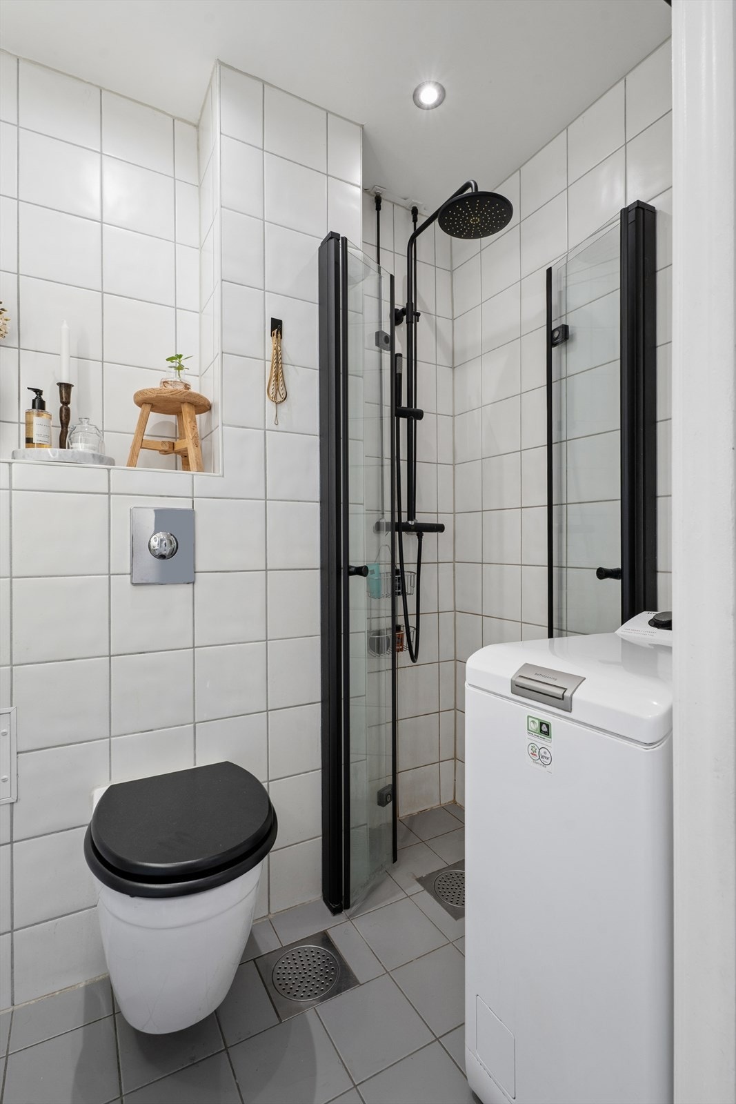 Borettslaget har fellesvaskeri for beboerene, men her er det i tillegg oppsett for egen vaskemaskin på badet. Galleribilde