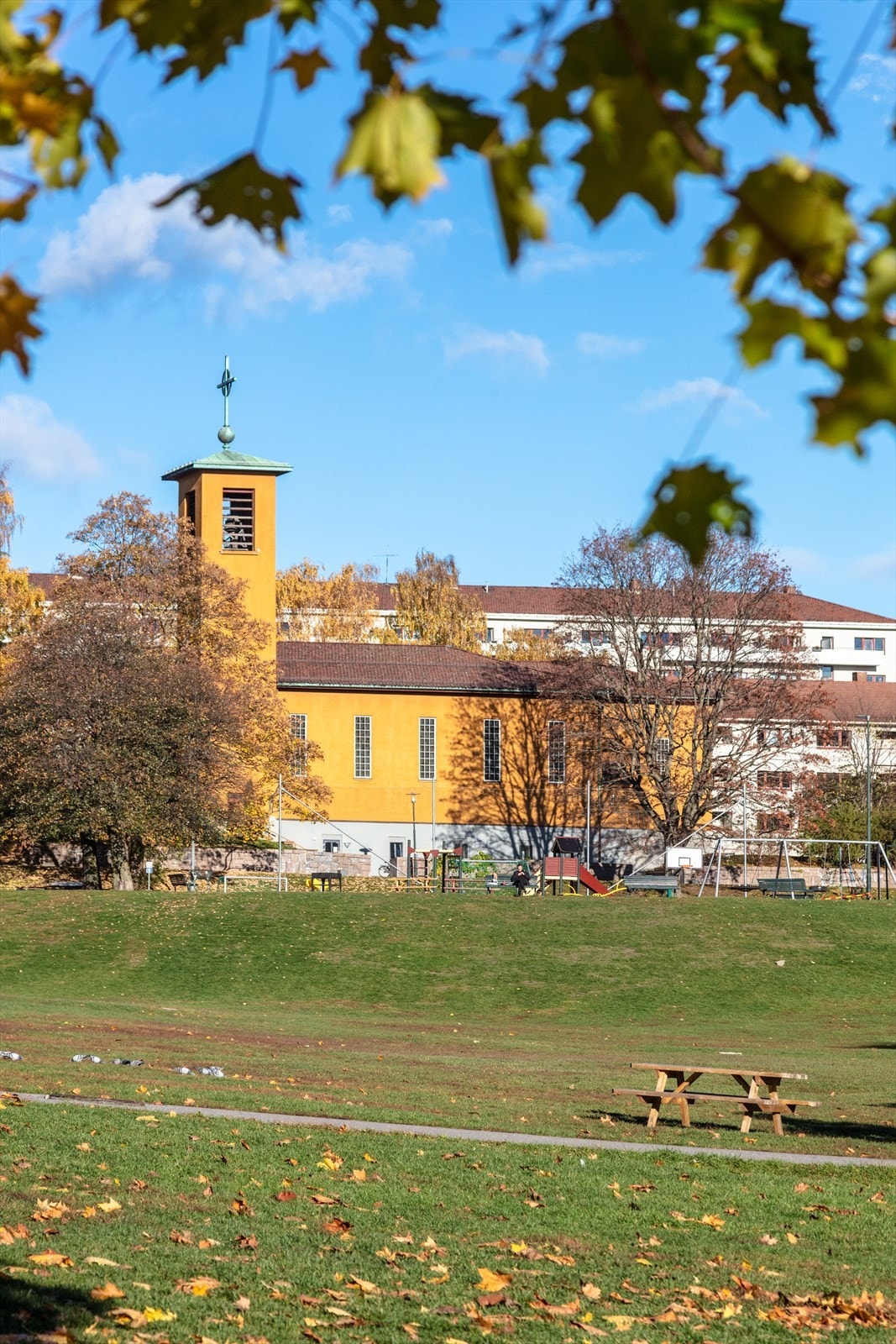 Ila kirke ruver på toppen av Iladalen Galleribilde
