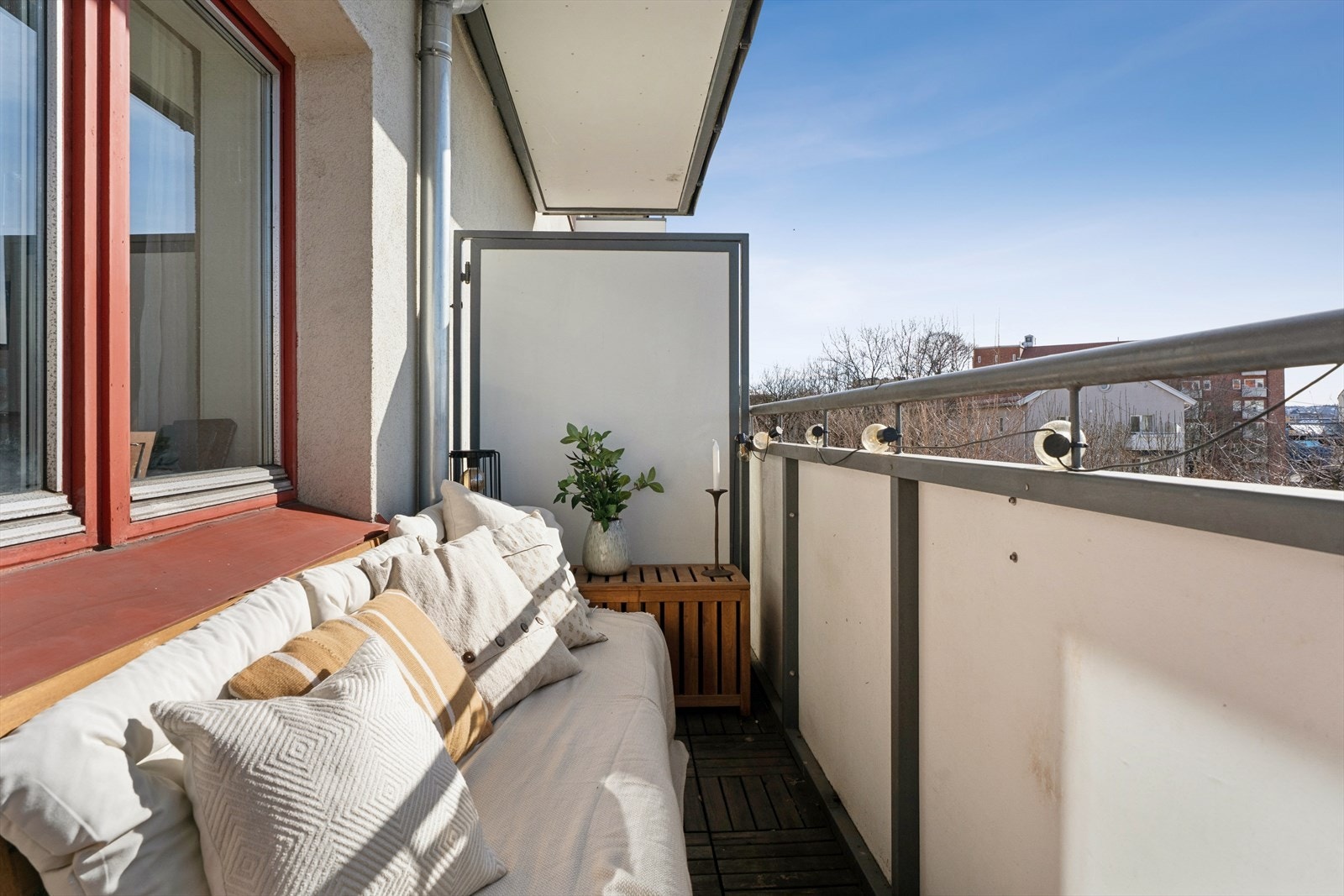 Fra stuen er det adkomst til en sørvendt balkong på ca. xx m². Galleribilde