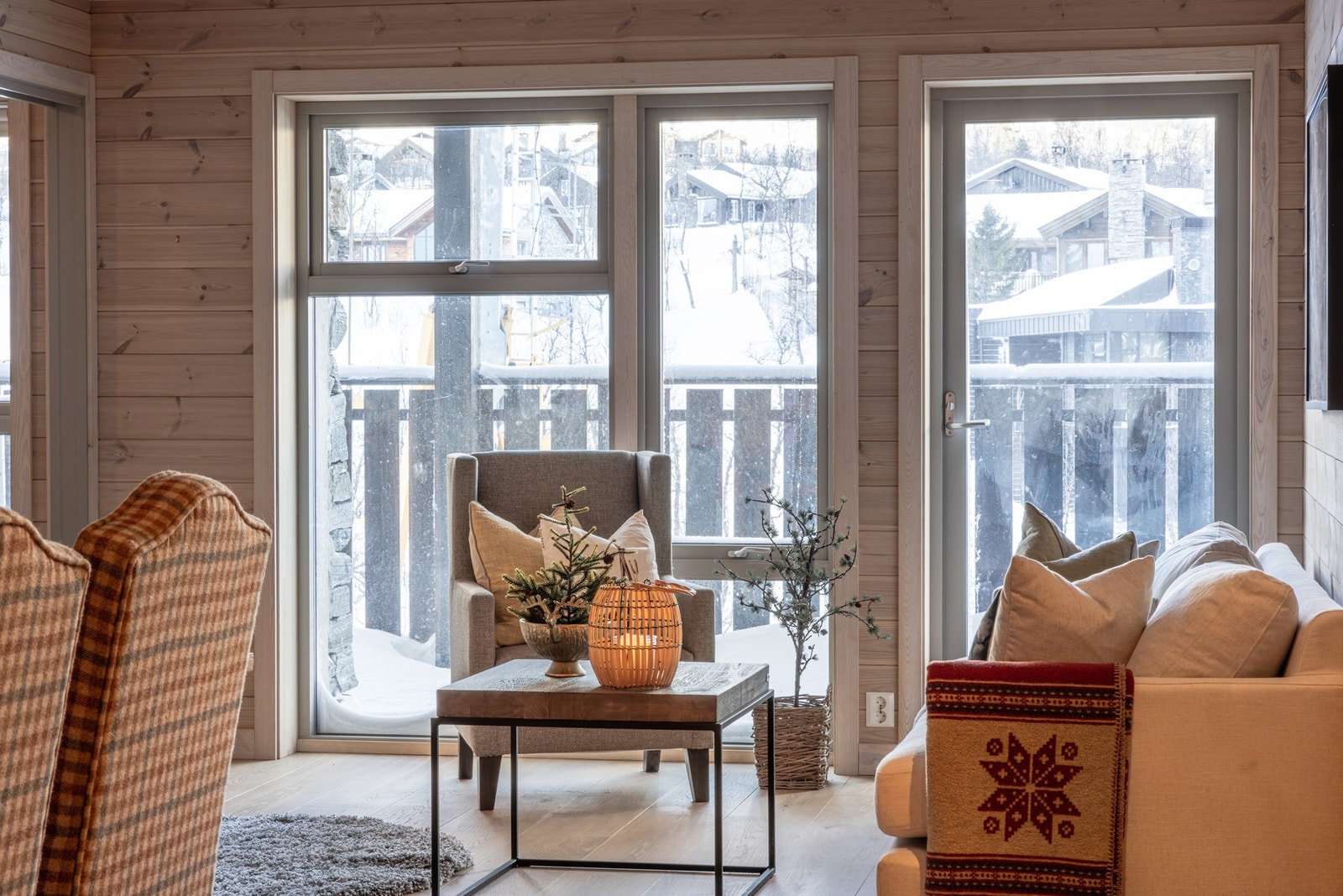 Hyggelig stue med store vinduer. Galleribilde
