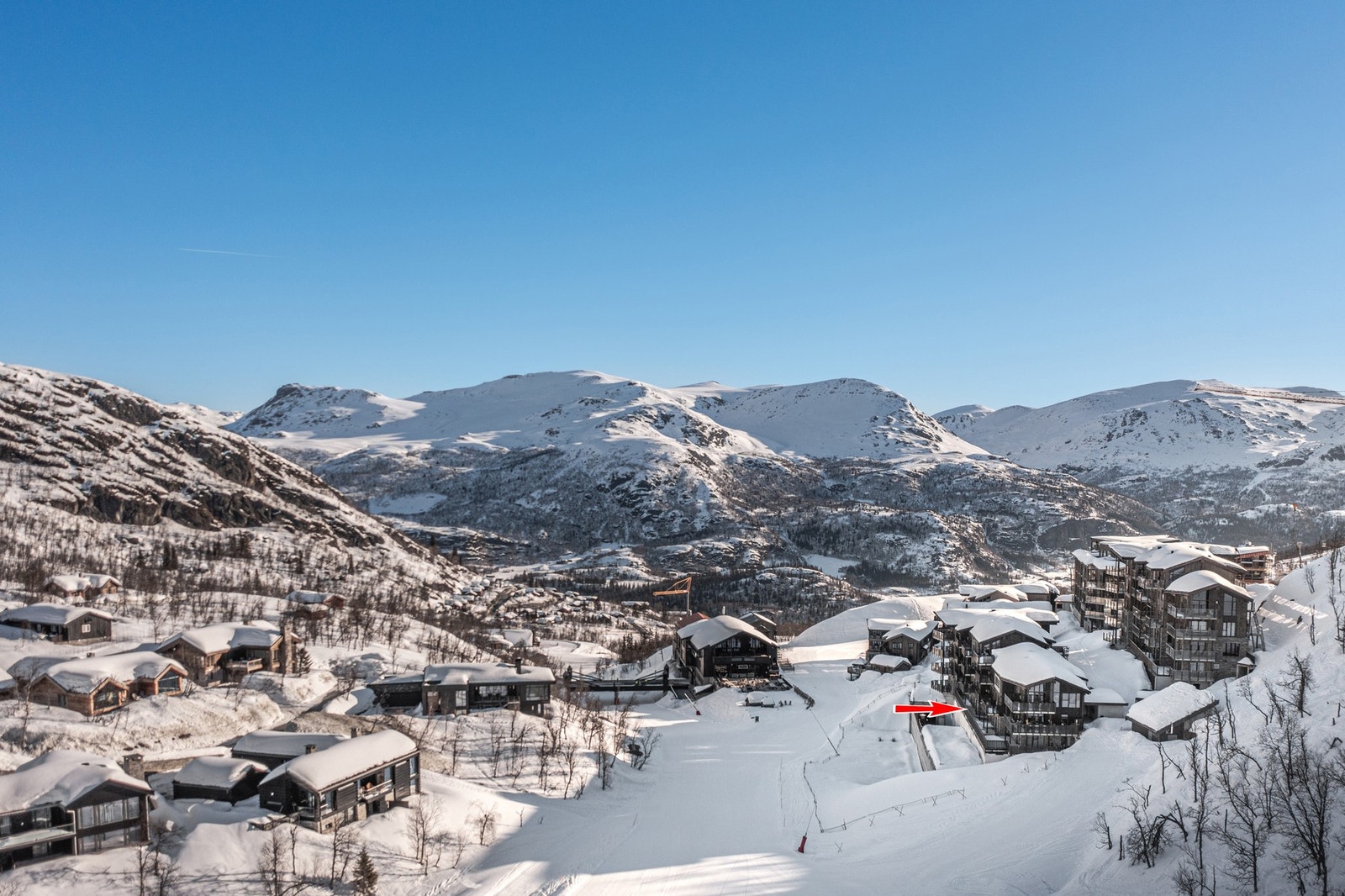 Leiligheten har en fantastisk beliggenhet midt i Hemsedal skisenter med ski-inn/ut til både langrenn og alpint! Galleribilde