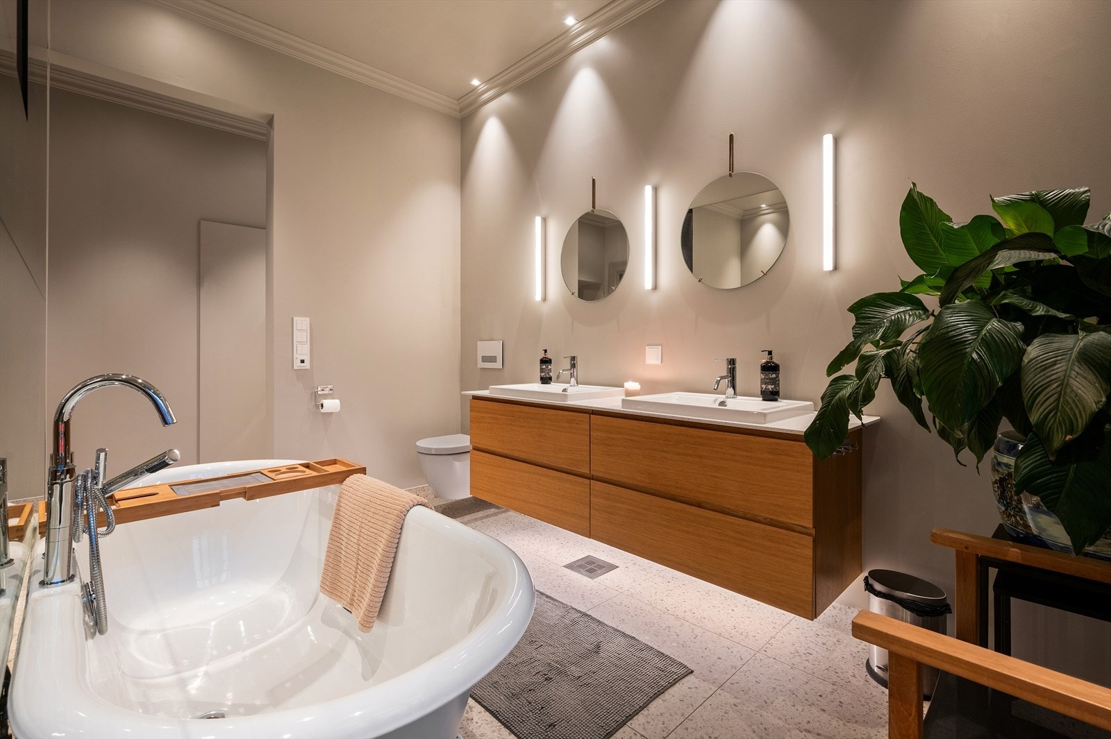 Badet har innredning fra Strai med eikefronter. Galleribilde