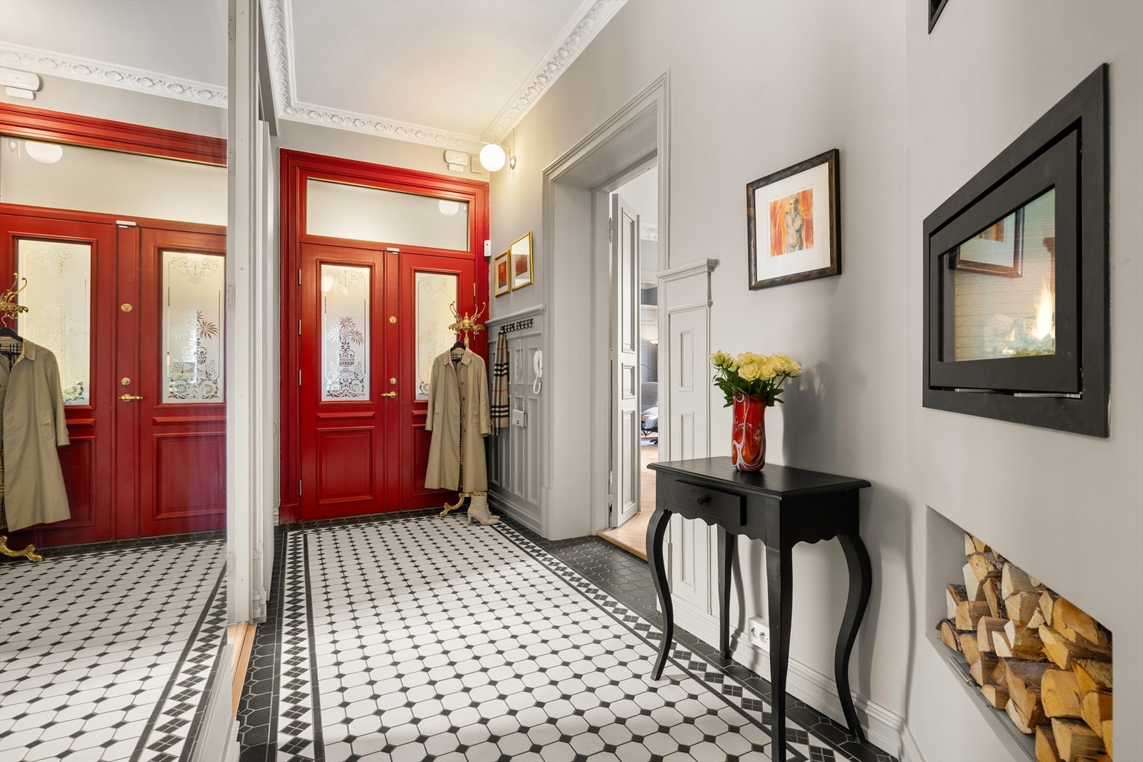 Velkommen inn! Entrè med gode muligheter for oppbevaring av sko og yttertøy. Galleribilde