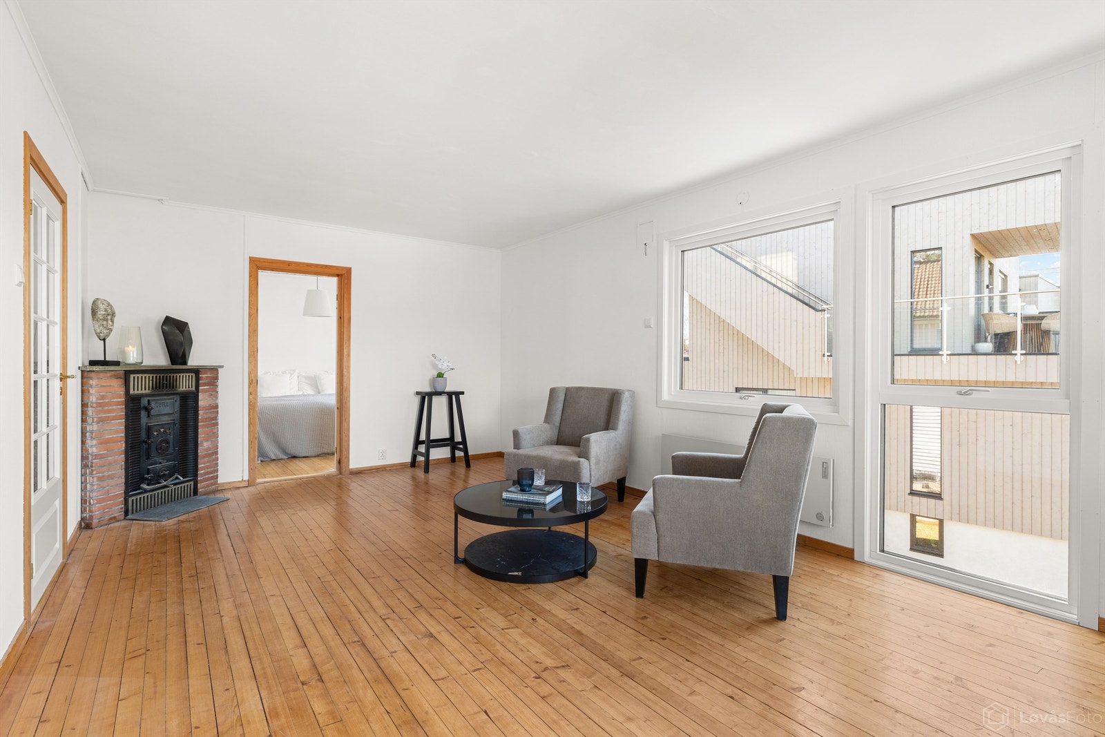 Stue/spisestue med vedkamin Galleribilde