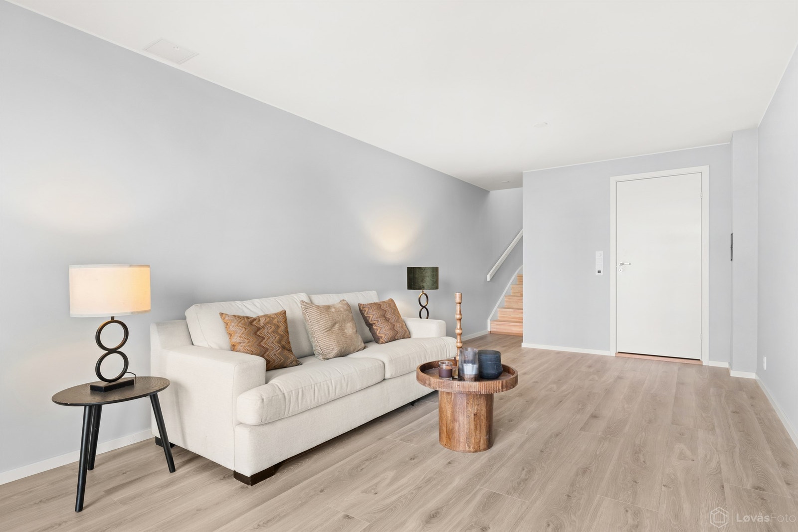 Stue med tilliggende bad (fra stuen går trappen opp til 1. etasje, og ved evt. utleie bør det etableres en vegg med dør mot trappen). Det er klargjort for montering av hybelkjøkken Galleribilde