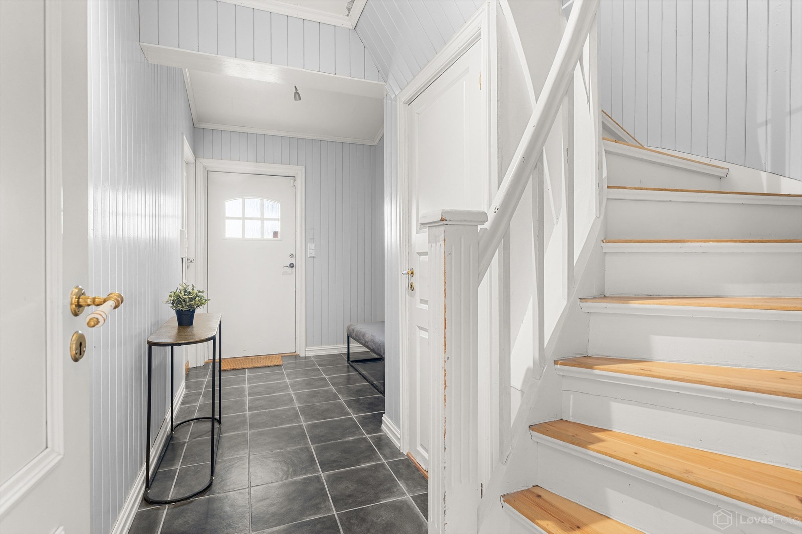 Entré/gang med trapp opp til 2. etasje. Bod under trappen Galleribilde
