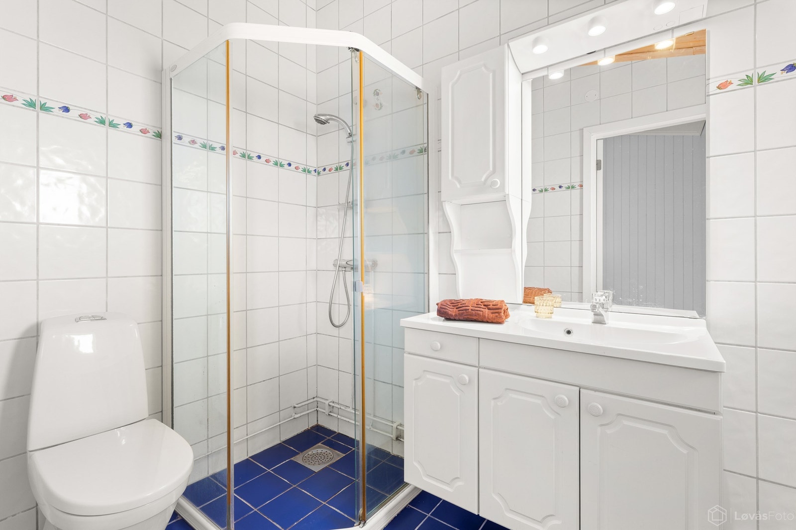 Bad 1 i 1. etasje med opplegg for vaskemaskin Galleribilde