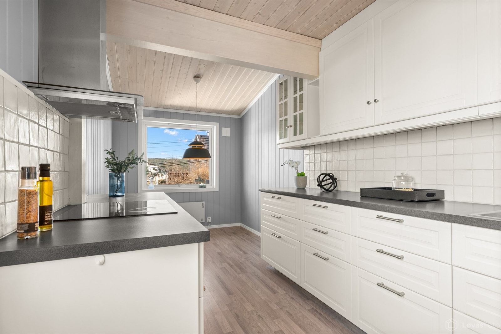 Kjøkken med god plass til spisebord Galleribilde