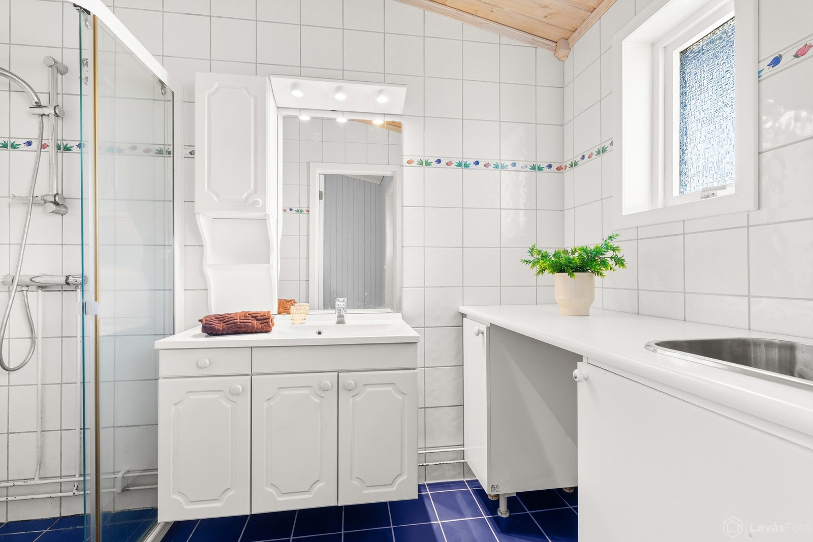 Bad 1 i 1. etasje med opplegg for vaskemaskin Galleribilde