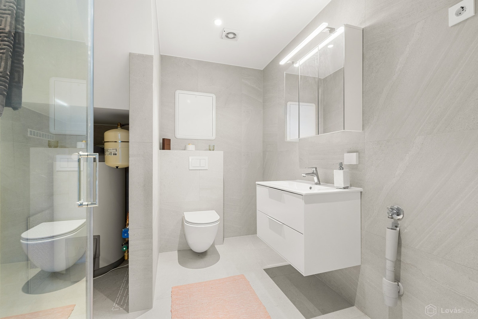 Nytt flislagt bad i 2024 med gulvvarme og opplegg for vaskemaskin Galleribilde