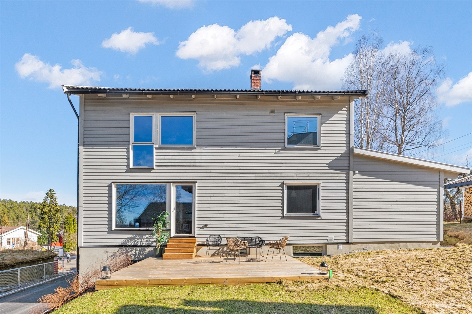 Hage og vestvendt terrasse (hagegrensen mot vest går i flukt med plattingen) Galleribilde