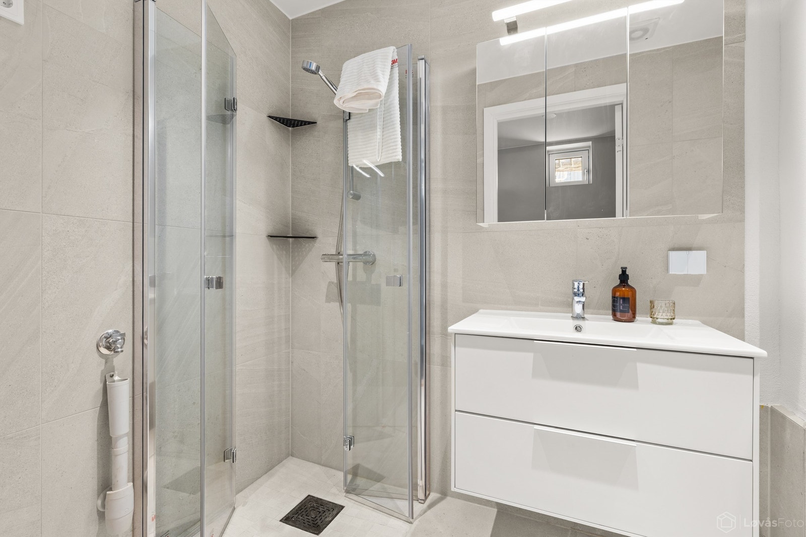 Nytt flislagt bad i 2024 med gulvvarme og opplegg for vaskemaskin Galleribilde