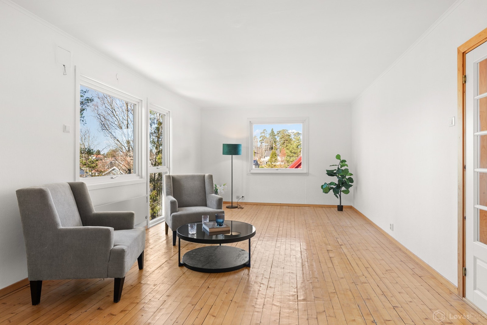 Lys stue/spisestue med utsyn over nabolaget Galleribilde