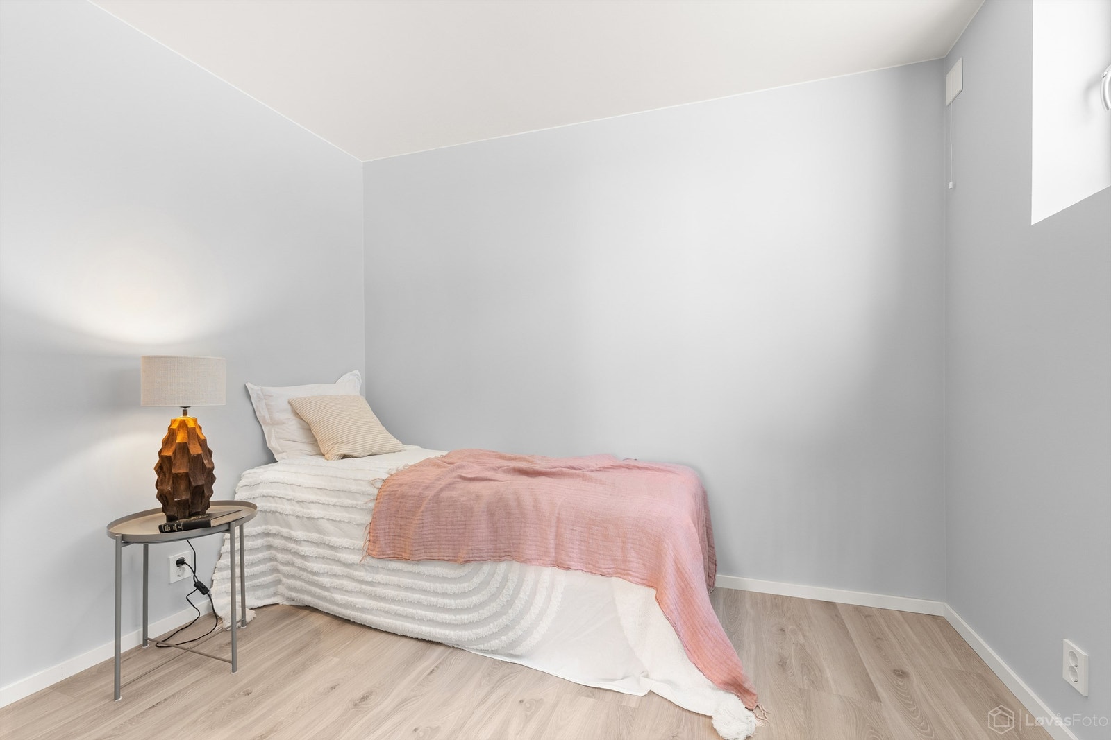 Soverom med gulvvarme og nyere 1-stavs laminat Galleribilde