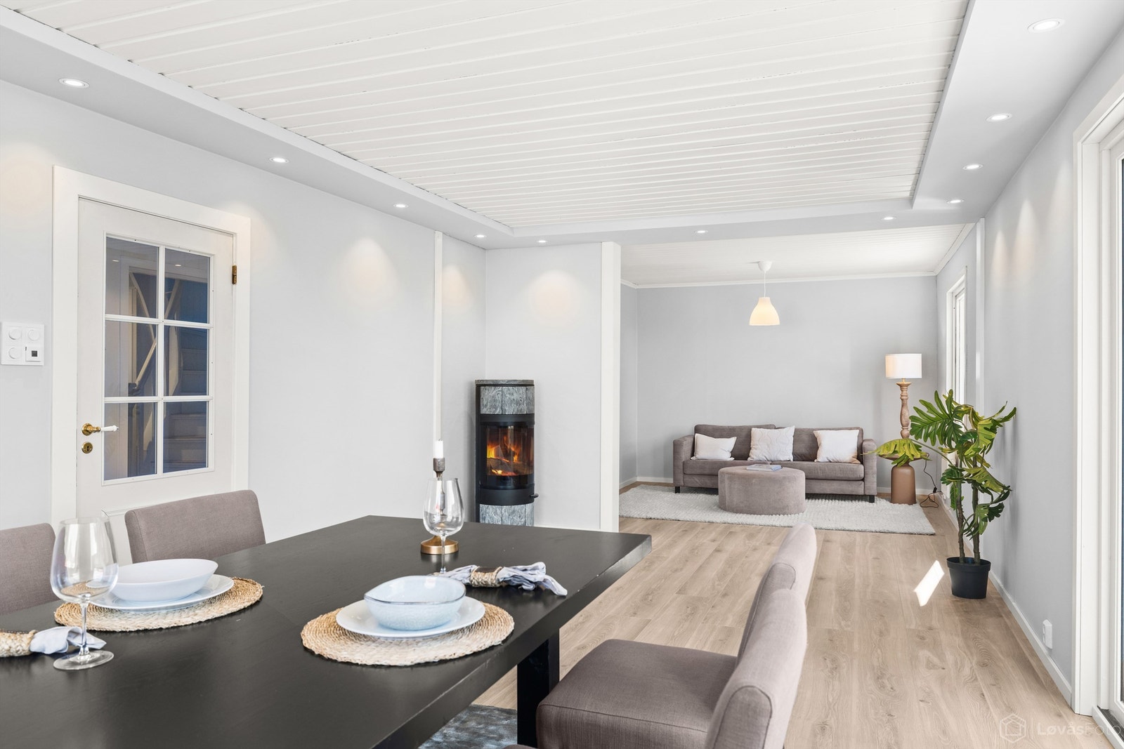 Stue og spisestue med peisovn for ekstra varme og hygge Galleribilde