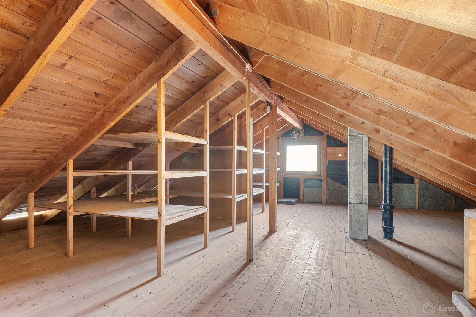 Stort lagringsloft med trapp opp fra gangen i 2. etasje Galleribilde