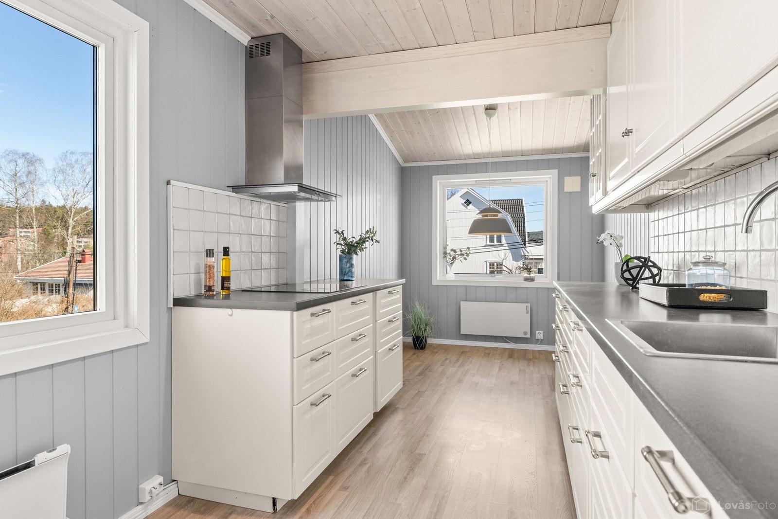 Kjøkkenet ble montert nytt i 2013 med integrerte hvitevarer Galleribilde