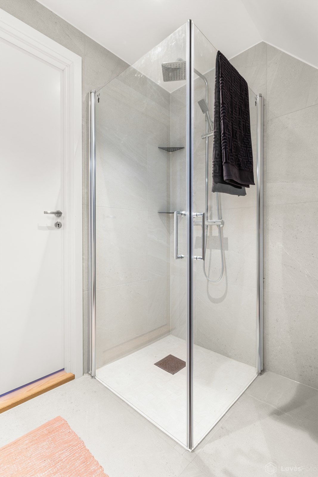 Dusjhjørne med regnfallsdusj Galleribilde