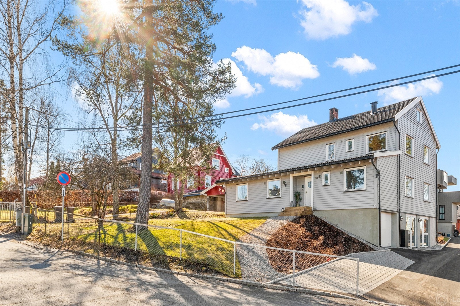 Boligen har en barnevennlig og trafikkskjermet beliggenhet innerst i en blindvei, med umiddelbar nærhet til barnehager, Munkerud skole, buss og nærbutikk. Det er også kort vei til bl.a. servicetilbud på Sæter, trikkeholdeplass og fritidstilbud Galleribilde