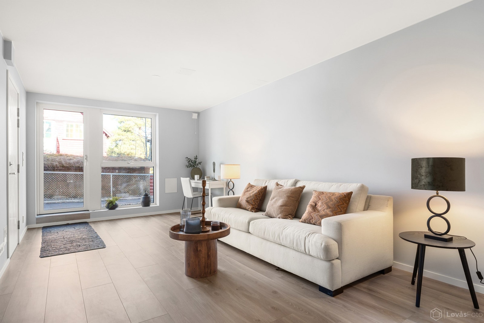 Stue 1 med gulvvarme og ny 1-stavs laminat (her kan evt. hybel 1 etableres) Galleribilde