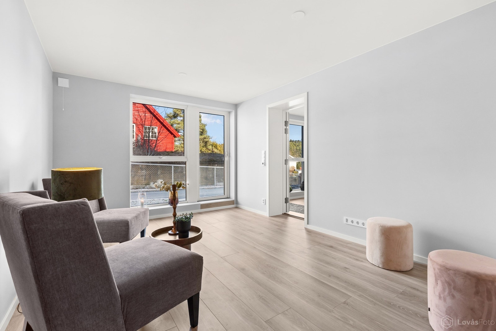 Stue 2 med gulvvarme og nyere 1-stavs laminat (her kan evt. hybel 2 etableres). Egen inngang samt at det er klargjort for montering av hybelkjøkken Galleribilde