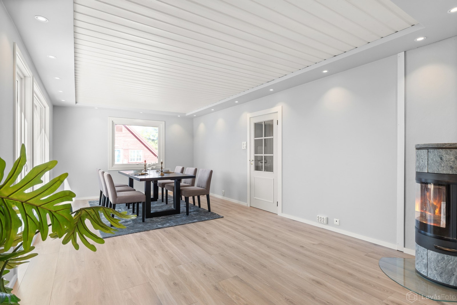 Spisestue med peisovn og utgang til vestvendt terrasse og videre til hagen Galleribilde