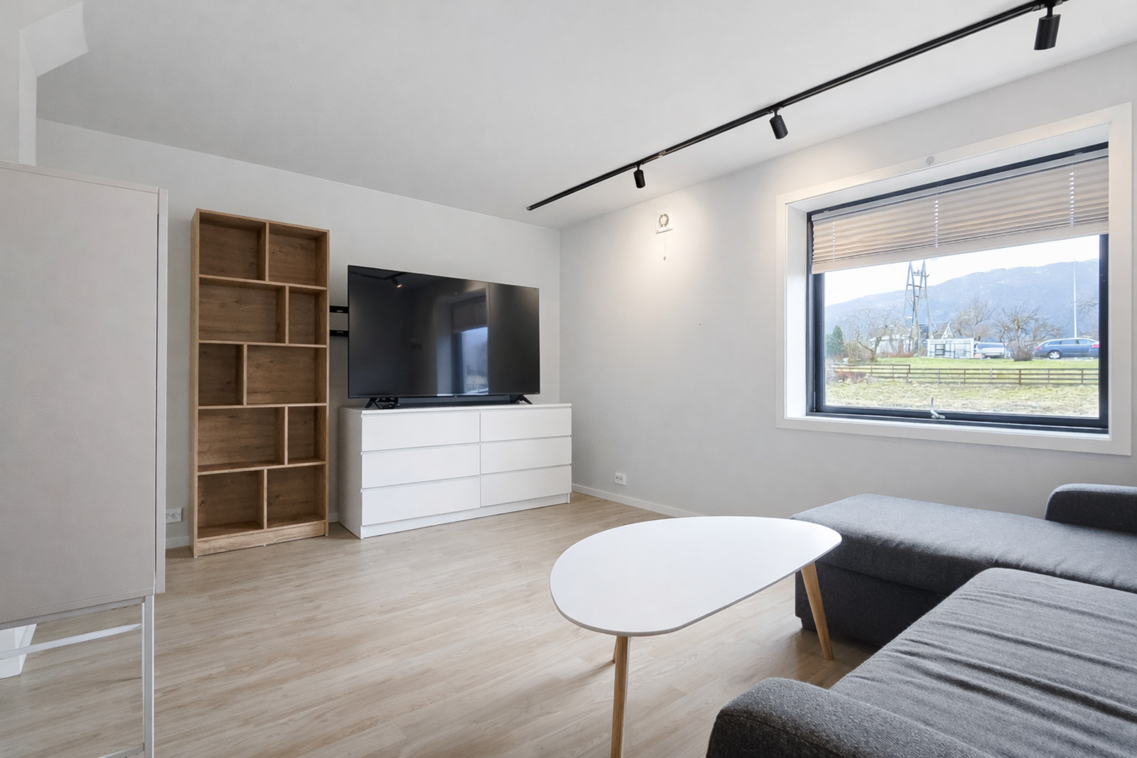 Sokkeletasje (ikke omsøkt godkjent hos kommunen) består av gang, garderobe, 3 soverom, bad, kjøkken og stue. Galleribilde