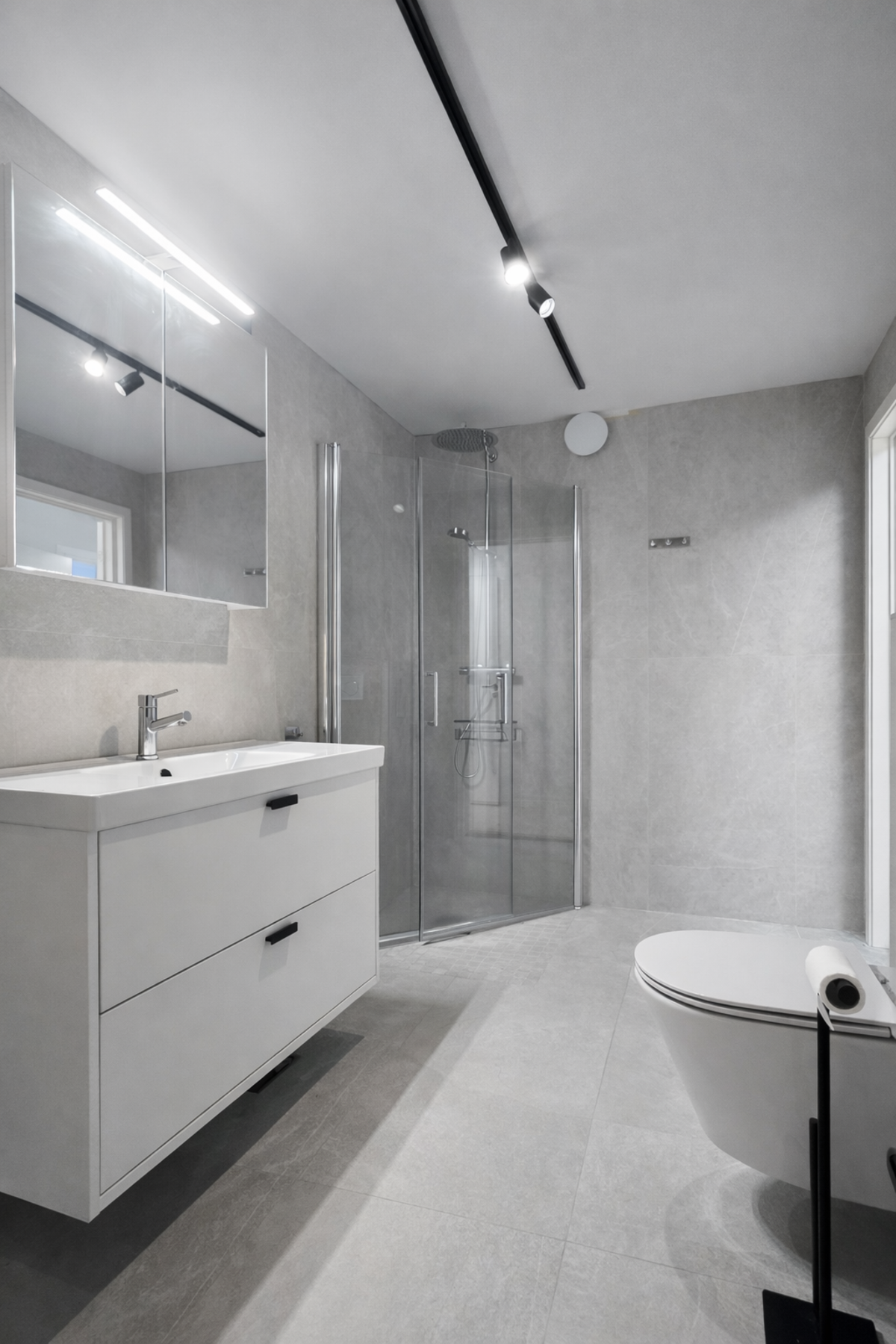 Sokkeletasje (ikke omsøkt godkjent hos kommunen) - Badet er av god størrelse. Galleribilde