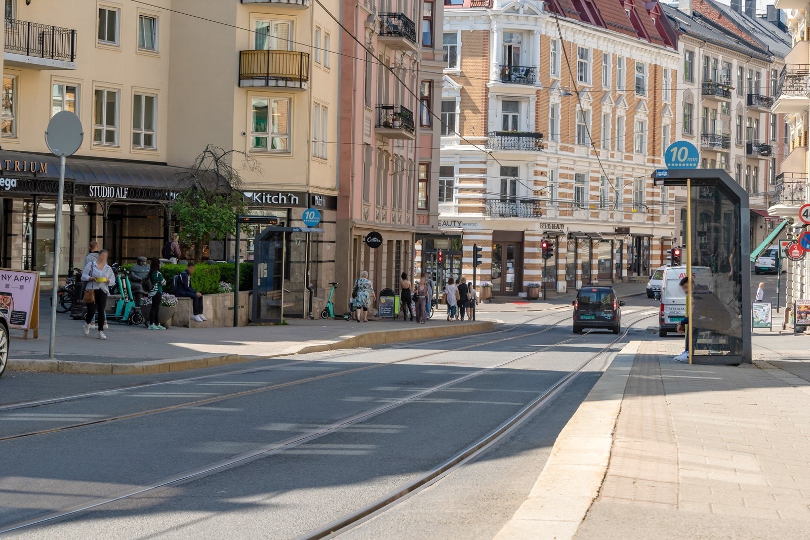 Her har du kort vei til alt Frogner har å by på blant restauranter, bakerier, diverse nisjeforretninger samt shoppingmuligheter. Galleribilde