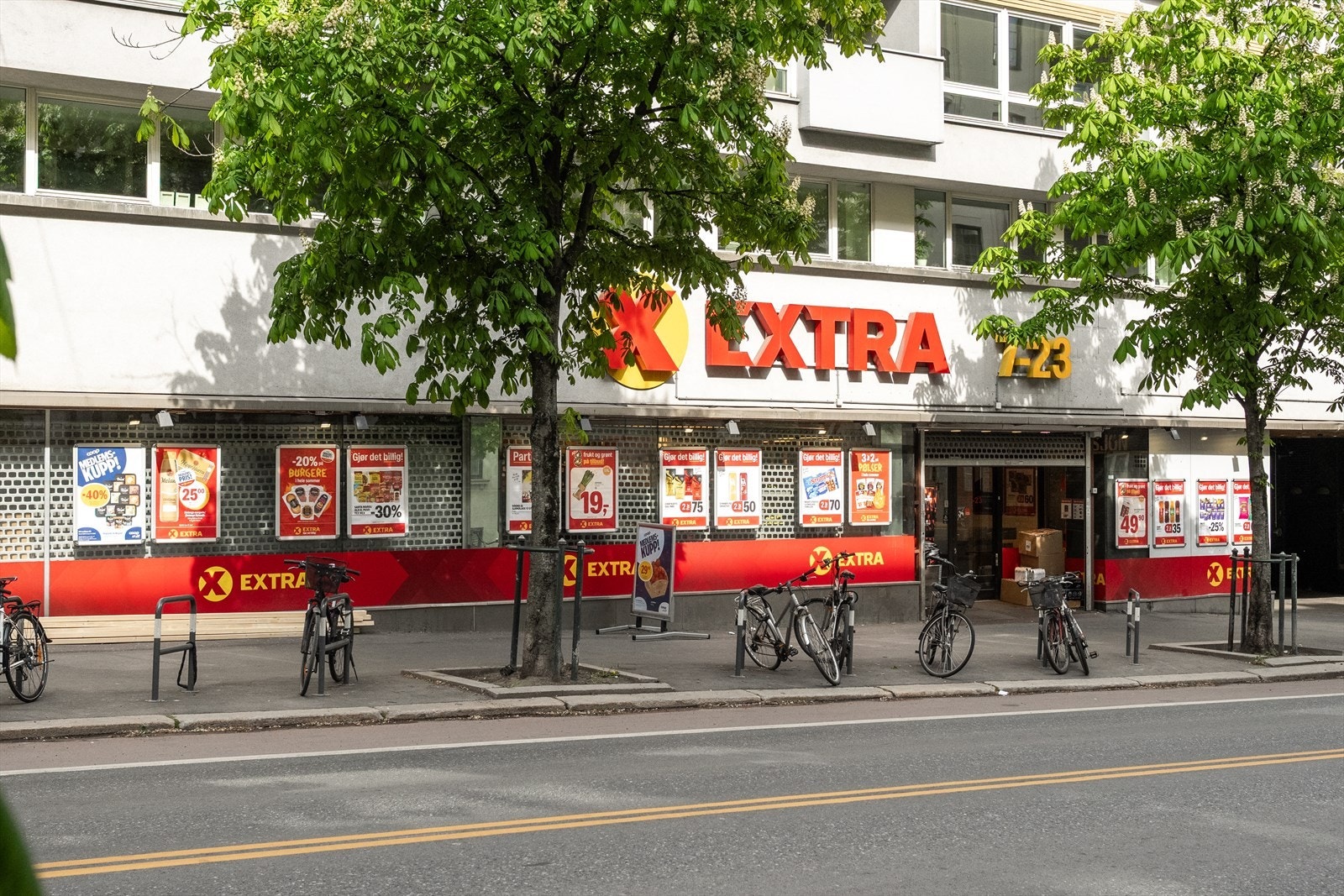 Dagligvarehandelen kan raskt gjøres hos Coop Extra som ligger like over veien, eller på andre butikker i området, som Meny, Kiwi eller søndagsåpen Joker. Galleribilde
