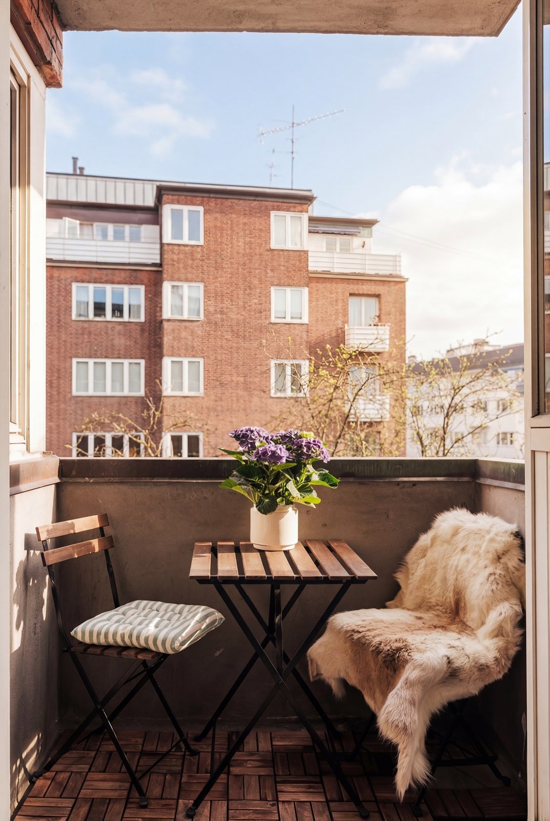 Koselig balkong høyt og fritt med tidlig formiddagssol. Bildet er redigert med AI for å illustrere forholdene på solskinnsdager. Galleribilde