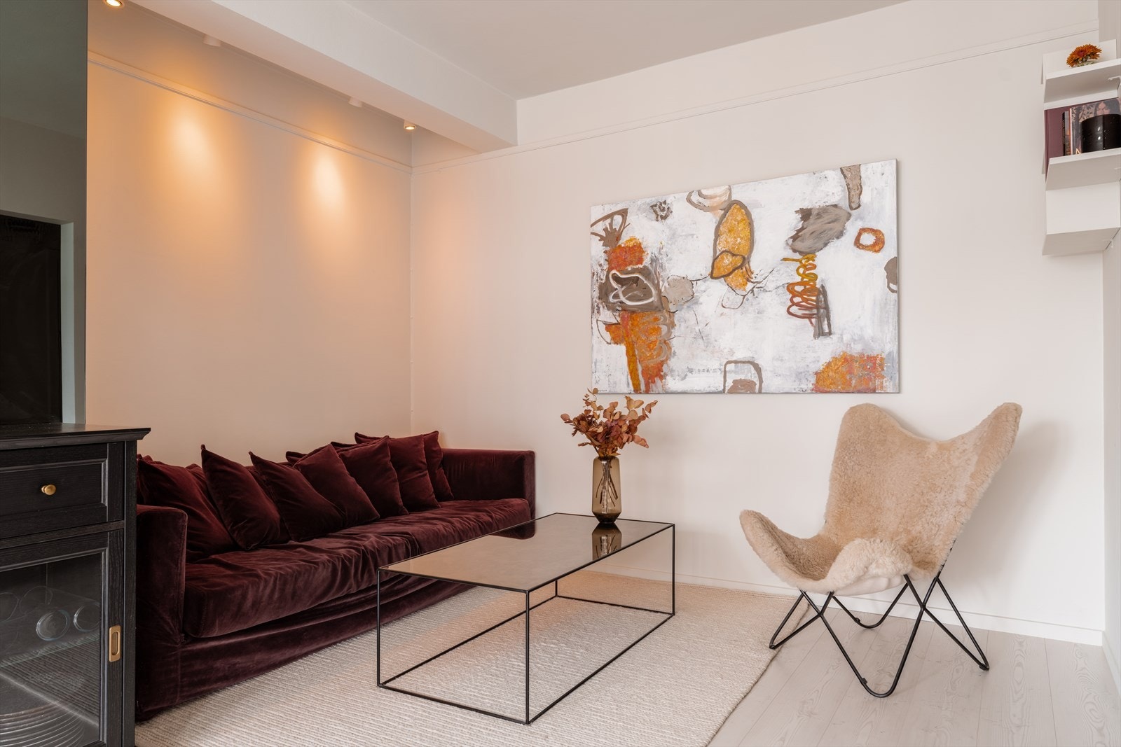 Stuen fremstår moderne og åpen med gjennomgående laminat på gulv samt god takhøyde på ca. 2,65 meter. Galleribilde