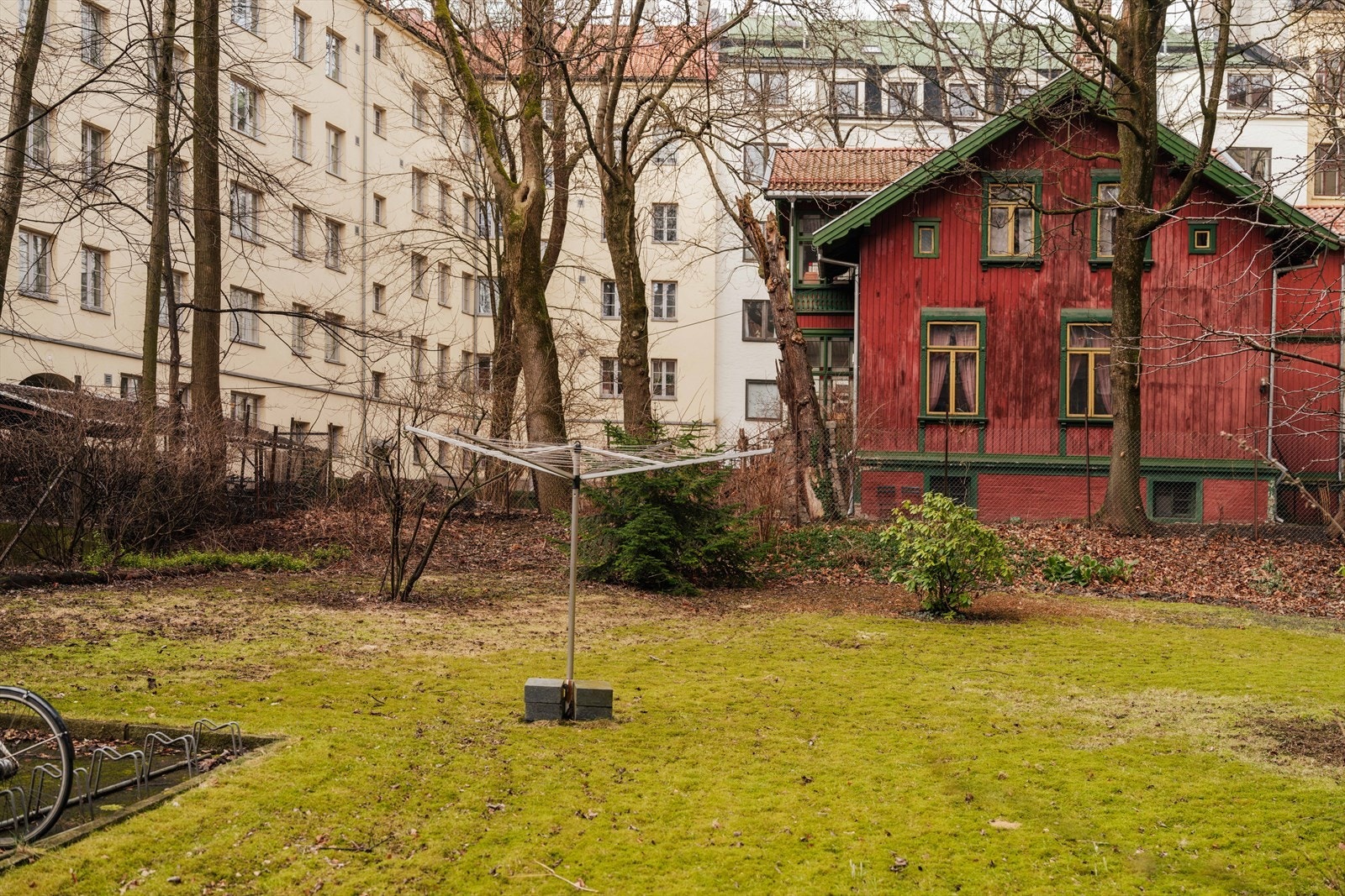 Koselig bakgård med flotte grøntområder og rolige omgivelser. Galleribilde