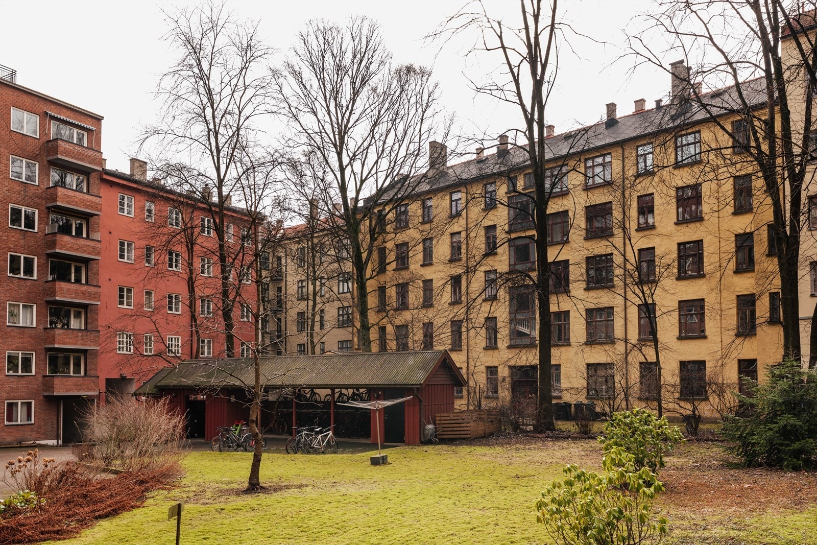 Bygget har to heiser og trappeoppganger, svært beleilig avhengig av hvilken vei du kommer fra. Galleribilde