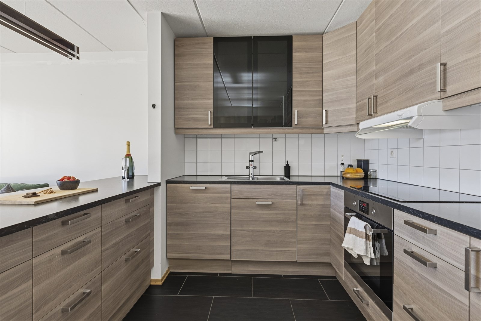 Ikeakjøkkenet fra 2012 har innredning med glatte fronter. Benkeplaten er av laminat. Galleribilde
