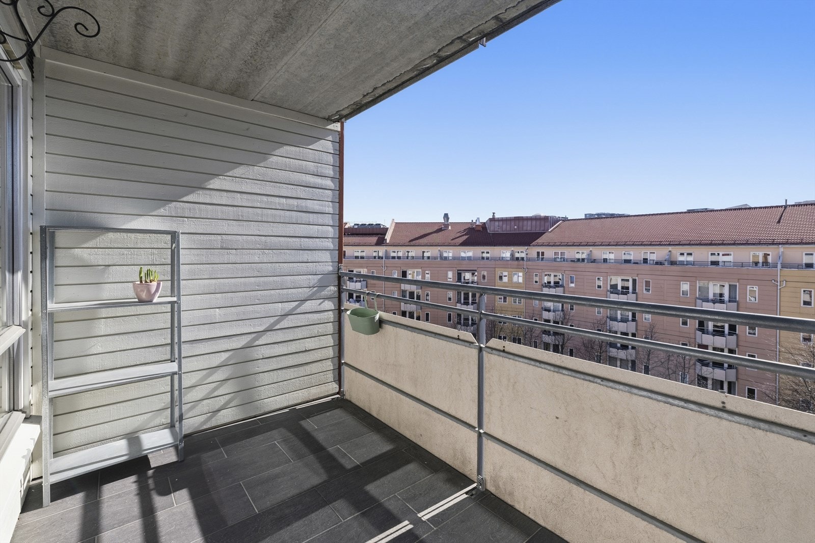 Her er det fin plass til balkongmøbler og i følge selger har man godt med sol på balkongen. Galleribilde
