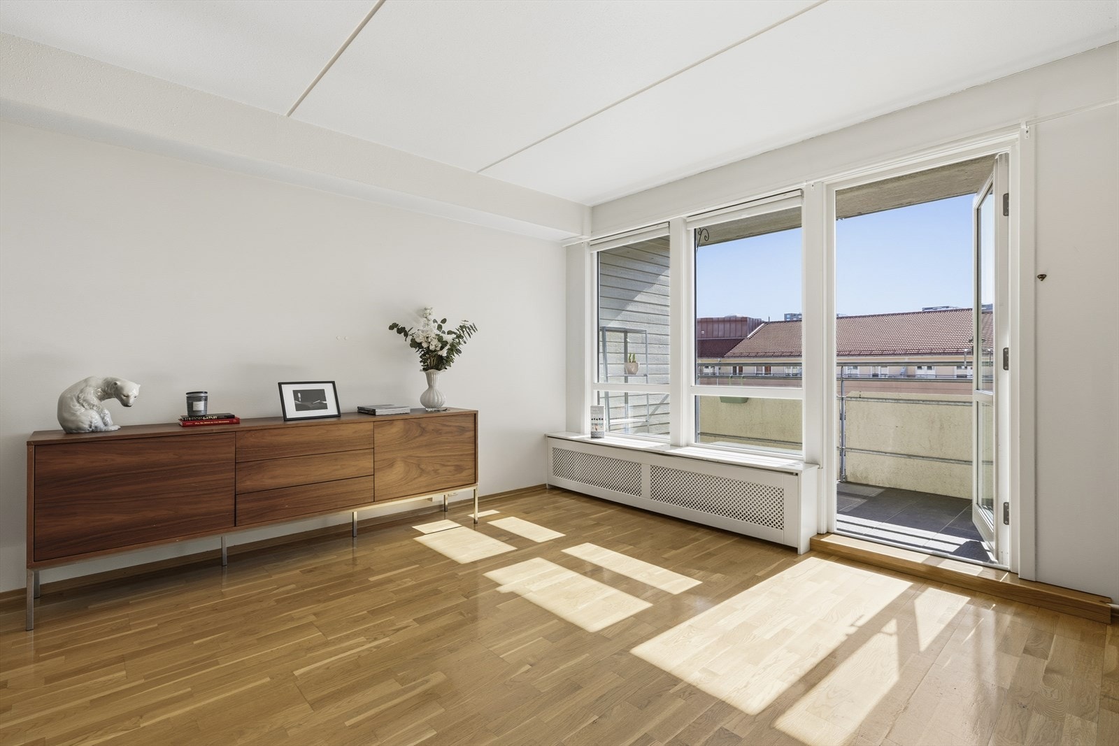 I stuen er det plass til sofagruppe med tilhørende møblement, samt spisebord. Galleribilde