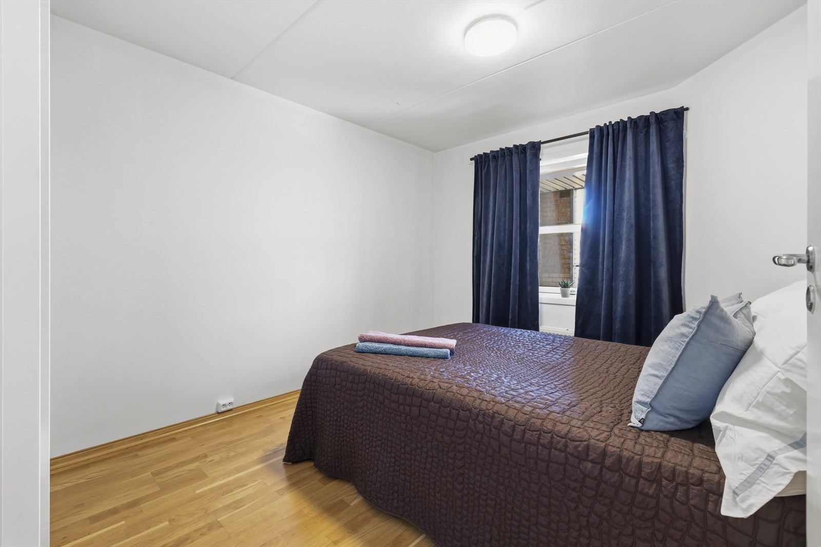Dette er en leilighet som byr på en gjennomgående planløsning, god romfølelse og en luftig atmosfære. Galleribilde