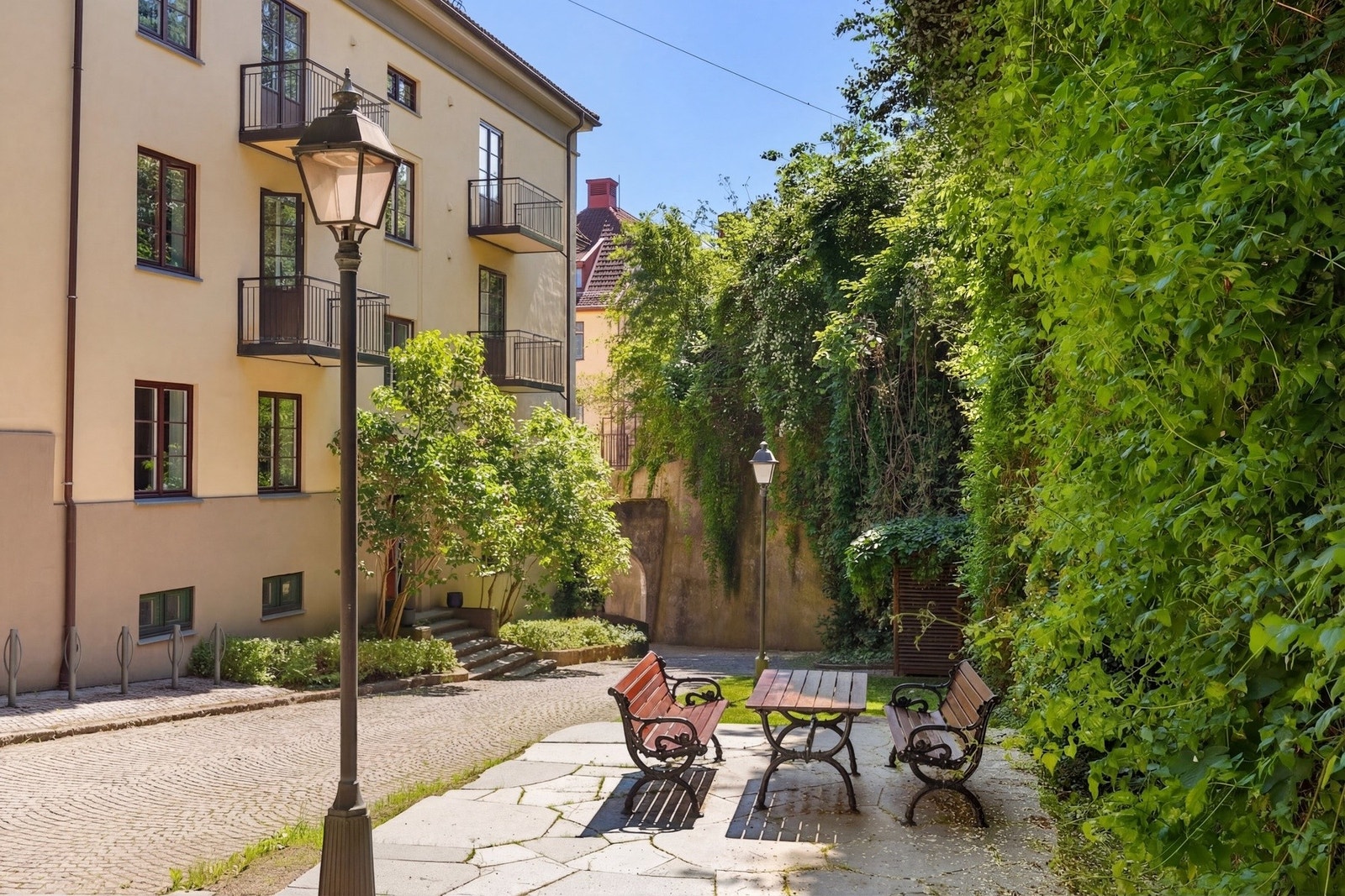 Leiligheten føles meget privat da den ligger i en sjeldent høy 1. etasje med lite innsyn. Borettslaget har bakgård med beplanting og sittegruppe, felles sykkelbod og fellesvaskeri. Galleribilde