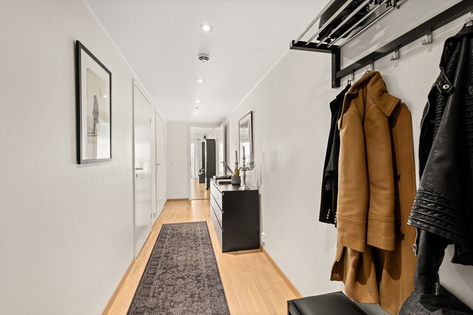 Her har du god plass til å ta imot gjester og henge fra deg yttertøy. Galleribilde