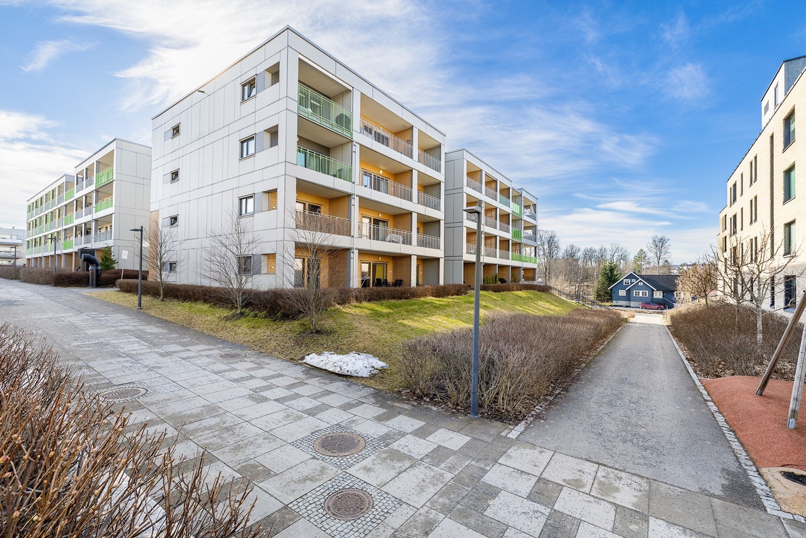 Leiligheten ligger i byggets 3-etasje og er plassert i Lørenskog stasjonsby. Galleribilde