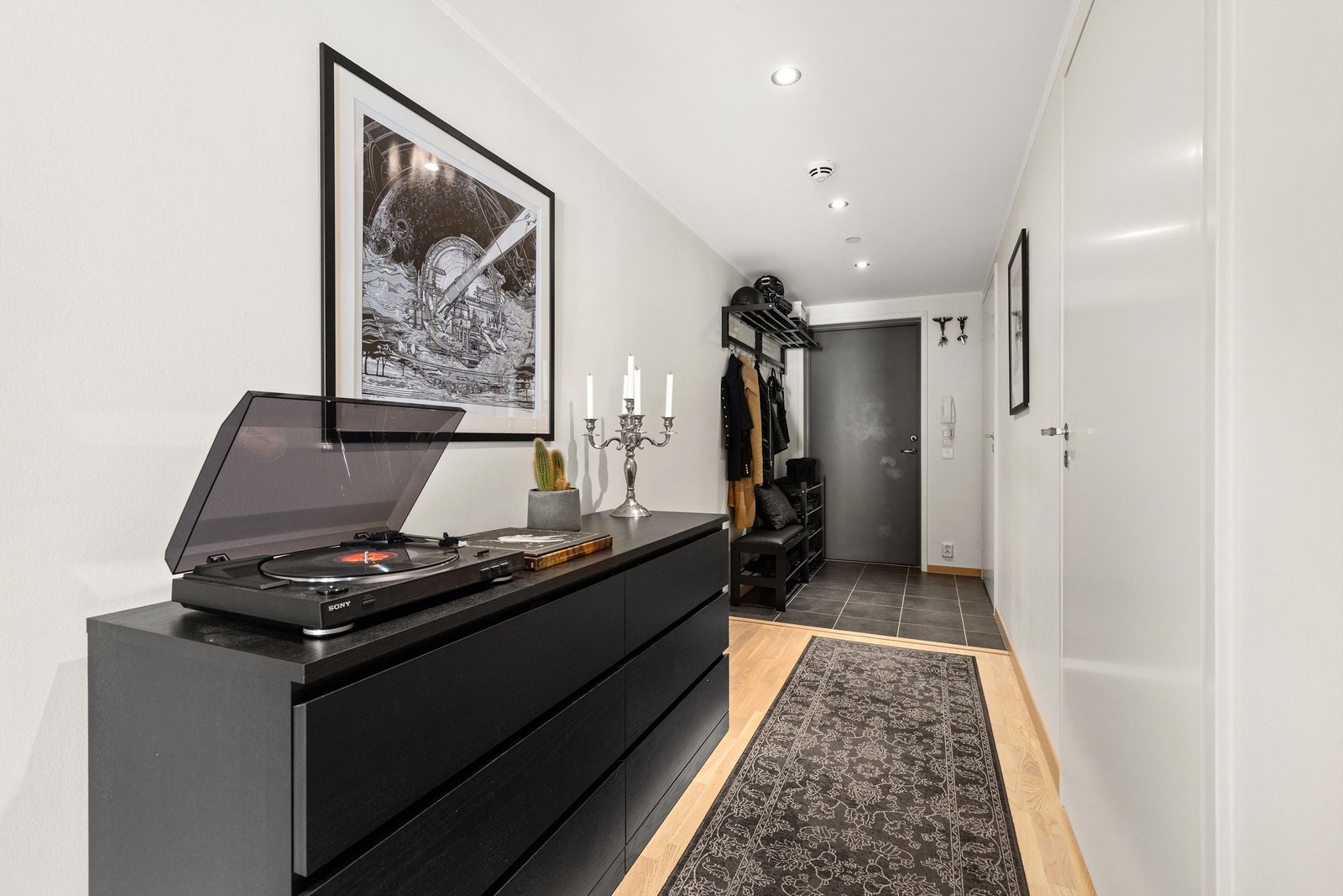 Velkommen inn til en lys og romslig entré. Galleribilde