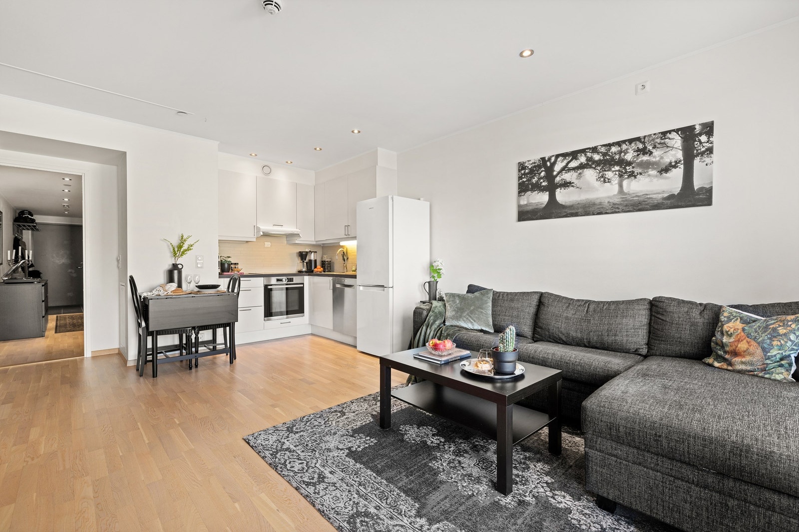 Leilighetens kjøkken er innredet med glatte fronter og benkeplate med laminert overflate. Galleribilde