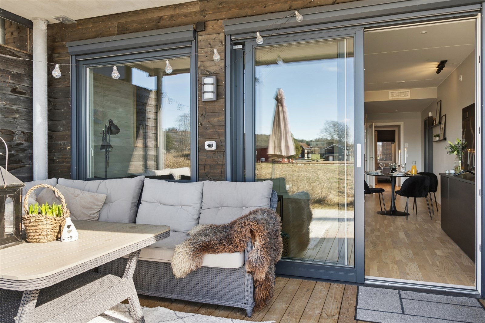 Stor terrasse med god plass til utemøbler - Perfekt for sosiale sammenkomster. Galleribilde