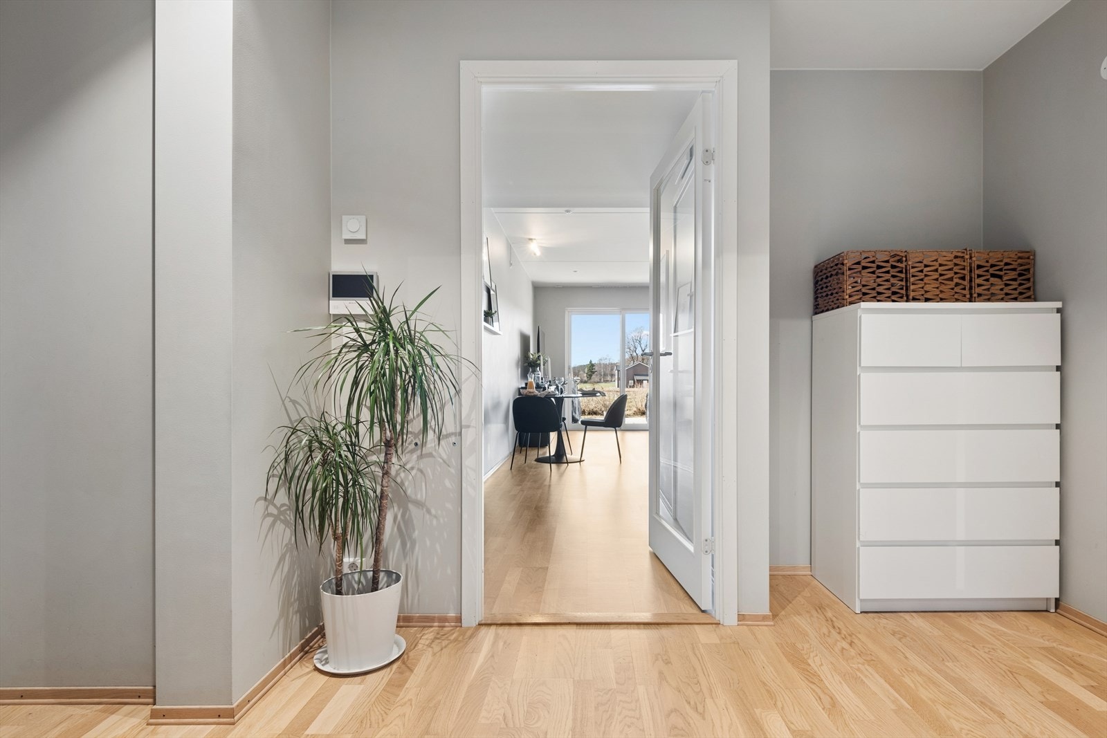 Innbydende entrè med god plass til oppbevaring av sko og ytterklær. Galleribilde