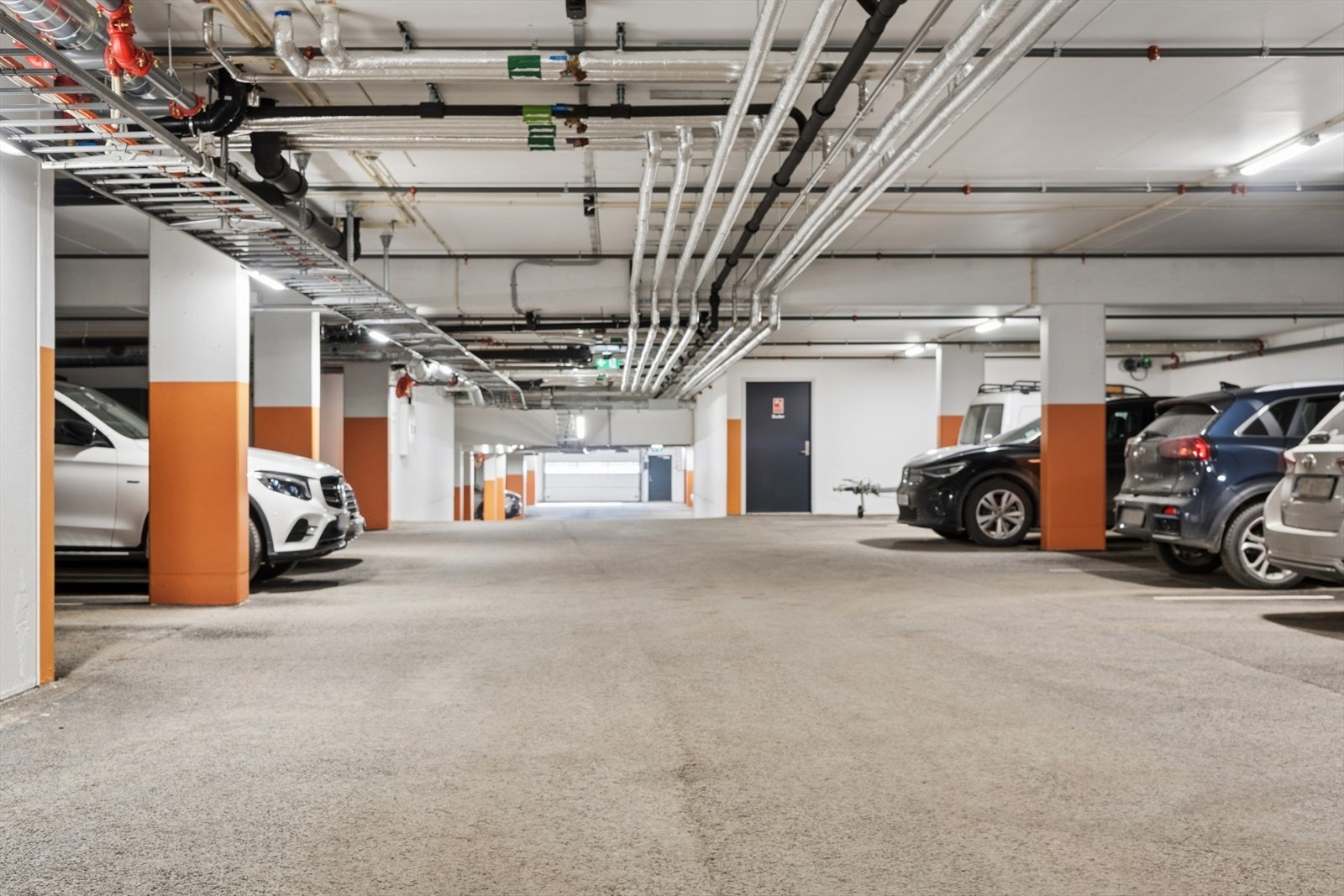 Med leiligheten medfølger en biloppstillingsplass i felles parkeringskjeller og en bod. Galleribilde