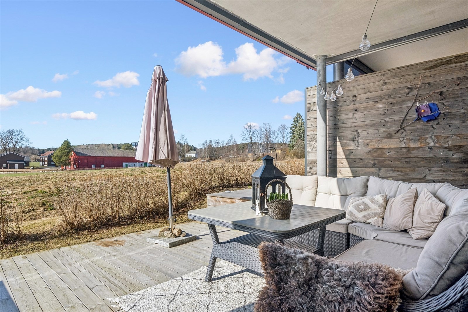 Uteområdet er adskilt til naboer med utsyn mot landlige områder. Galleribilde