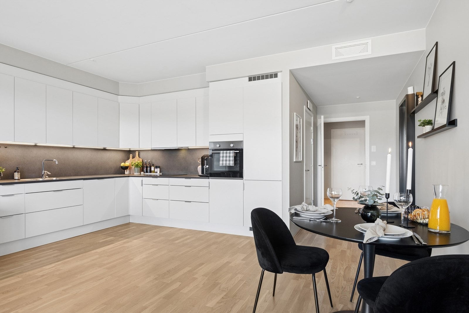 Gode møbleringsmuligheter i leiligheten med plass til både sofa- og spisegruppe. Galleribilde