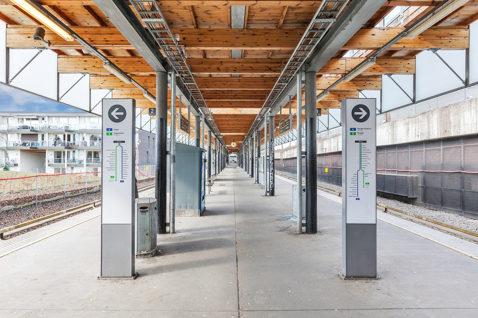 Fra Sinsen T går linje 1, 2, 3, 4 og 5 i begge retninger, i tillegg til flybuss og en rekke busslinjer Galleribilde