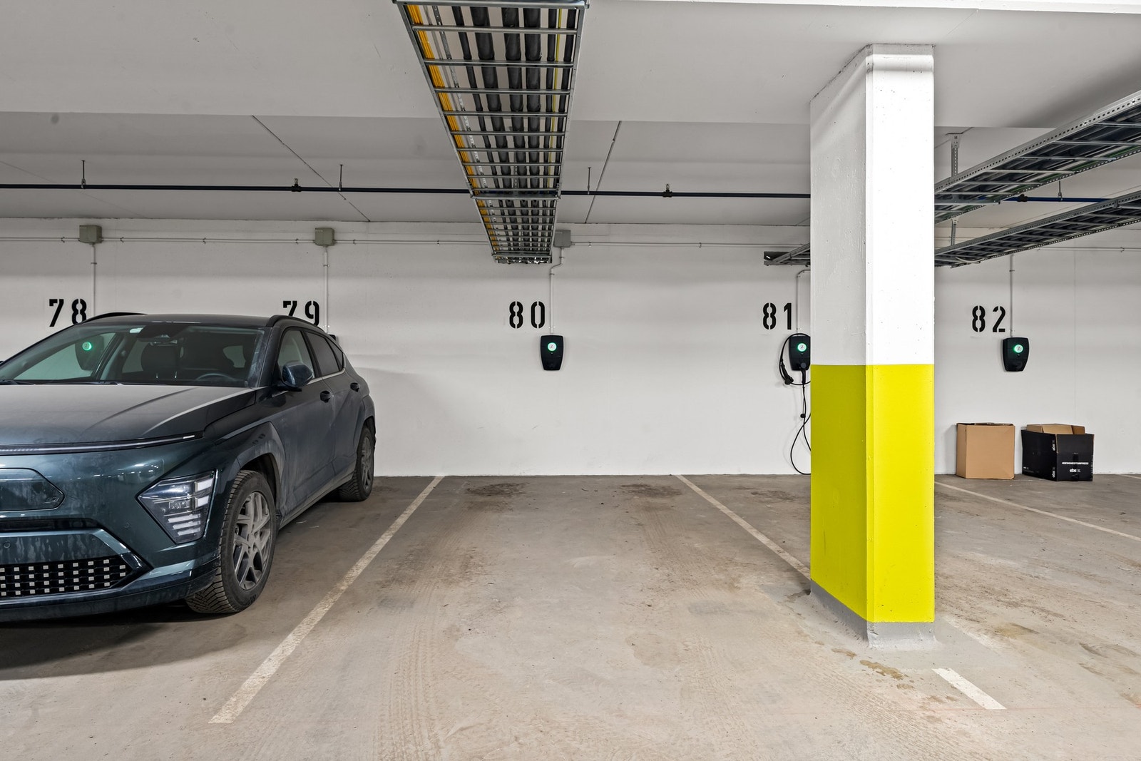 Garasjeplass under boligen med el-lader medfølger Galleribilde